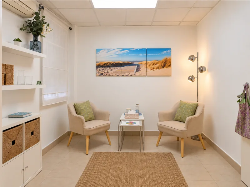 Consulta de Recobeni Psicología en Móstoles con dos sillones y luz cálida